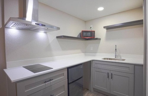 Le Barons Of Titusville Hotel | Enjoy Kitchenette Room Near Kennedy Center, Parking Available