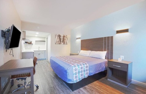 Le Barons Of Titusville Hotel | Enjoy Kitchenette Room Near Kennedy Center, Parking Available
