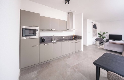 Zeewolde House | Enjoy luxury at holiday villa Maan: a 10-person villa with a hot tub, sauna, and waterfront terrace. Modern and spacious, ideal for a relaxing holiday!