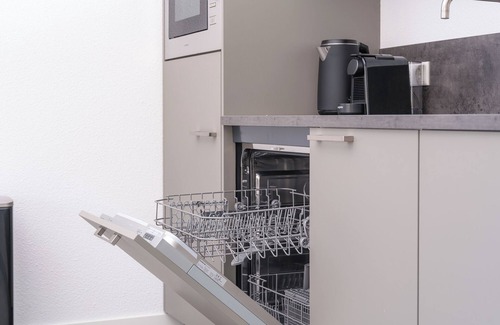 Zeewolde House | Enjoy luxury at holiday villa Maan: a 10-person villa with a hot tub, sauna, and waterfront terrace. Modern and spacious, ideal for a relaxing holiday!