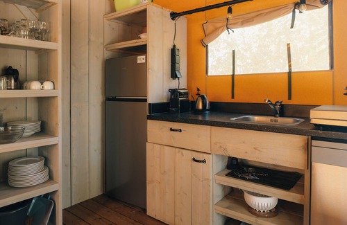 Nieuw Heeten House | Enjoy luxury glamping in the Ranger Lodge, a spacious 6-person accommodation with modern facilities and a stunning natural setting.