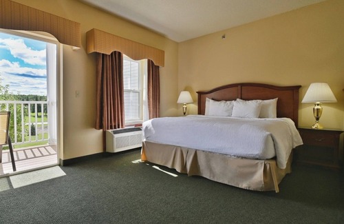 Pembine Hotel | Enjoy River Views at Comfortable Clean Room by Miscauno