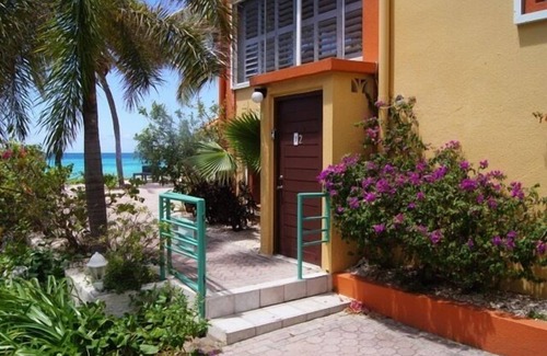 Pelican Key Condo | ENJOY THE BEAUTY OF ST MAARTEN BY STAYING RIGHT ON THE OCEAN IN LUXURY CONDO