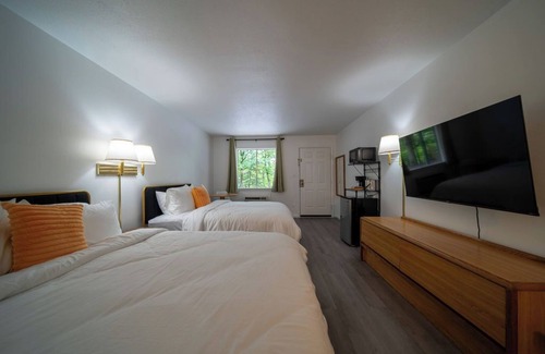 Eureka Springs Historic District Resort | Enjoy the charm of Queen Suite Number 5 at GloryDayz!