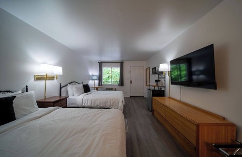 Eureka Springs Resort | Enjoy the charm of Queen Suite Number 8 at GloryDayz!