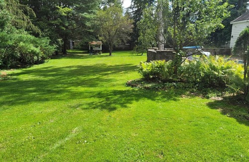 New Berlin Villa | Enjoy The hidden Gem Villa! New York's Vibrant & Colorful spring season Awaits!