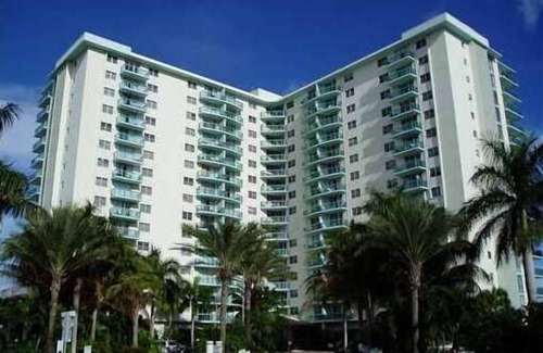 Hollywood South Central Beach Condo | Enjoy this Beautiful Ocean & Intracostal View 1/1 in the Tides!