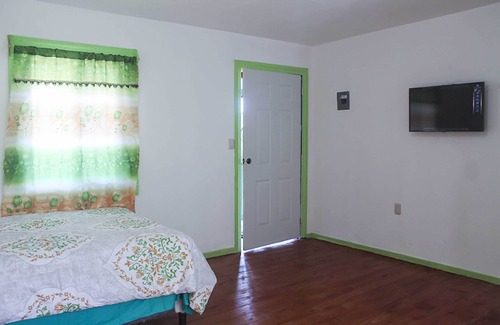 Politilly Bight Bed & Breakfast | Enjoy vibrant sunsets, gorgeous ocean views and a warm tropical breeze in Roatan