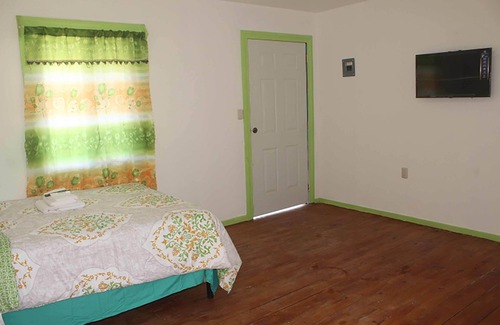 Politilly Bight Bed & Breakfast | Enjoy vibrant sunsets, gorgeous ocean views and a warm tropical breeze in Roatan