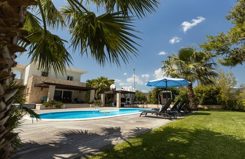 Agii Theodori Villa | Enjoy your vacation at a luxurious stone villa with garden & swimming pool!