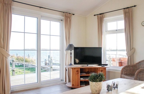 Lauwersoog House | Enjoy your vacation in this cozy furnished chalet right on the water.