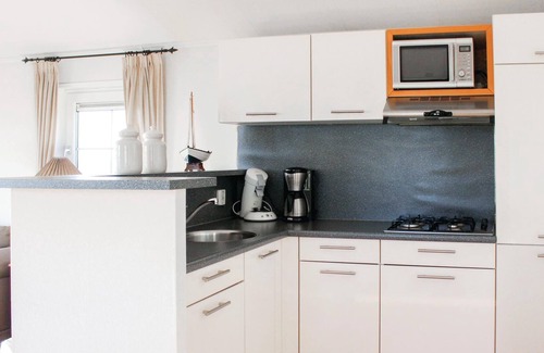 Lauwersoog House | Enjoy your vacation in this cozy furnished chalet right on the water.