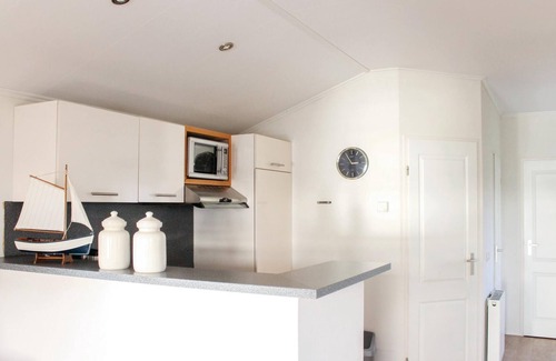 Lauwersoog House | Enjoy your vacation in this cozy furnished chalet right on the water.