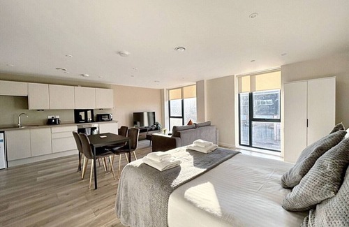 Everton Apartment | Enjoyable apartment with AC in vibrant Liverpool