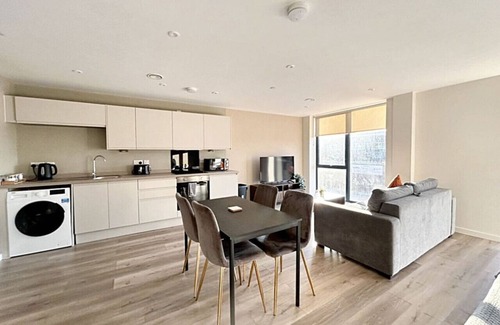 Everton Apartment | Enjoyable apartment with AC in vibrant Liverpool