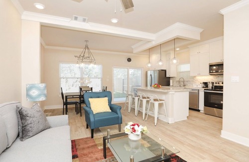 OST - South Union House | Enjoyable townhome with AC in vibrant Houston at this centrally-located place.