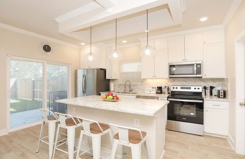 OST - South Union House | Enjoyable townhome with AC in vibrant Houston at this centrally-located place.