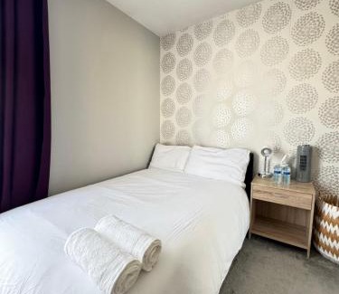 Gravesend House | Ensuite Double Room with Balcony