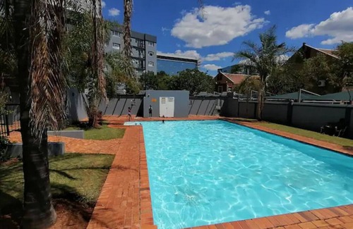Pretoria Apartment | Entire 2 bed apartment @Menlyn Maine.