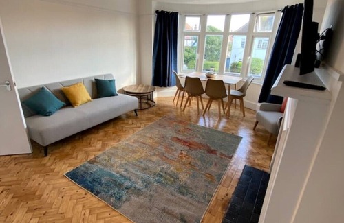 Worthing Apartment | Entire 2 bed property, 1 road back from the sea