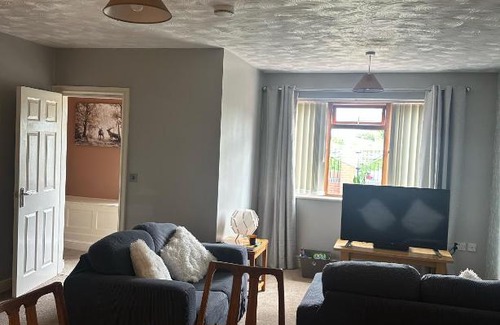 Oldbury Apartment | Entire 2 bedroom house.