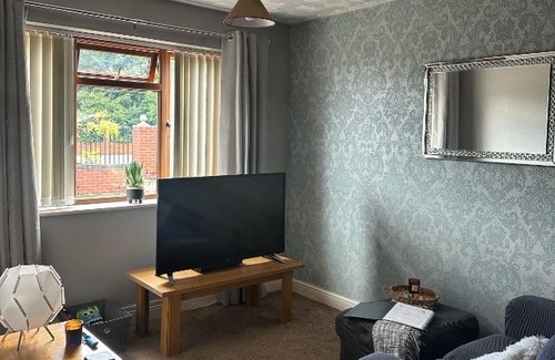 Oldbury Apartment | Entire 2 bedroom house.