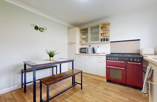 Basildon House | Entire 3 Bed Home in Basildon Sleeps up to 6