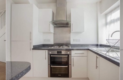 Roding House | ENTIRE 3 BEDROOMS HOUSE TO YOURSELF,FREE PARKING.