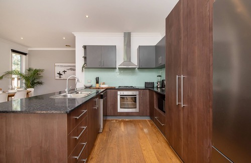 Mordialloc House | Entire 4 Bed 2 Bathroom home with Garden and Parking. 15 Min walk to beach!