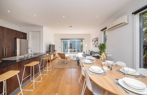 Mordialloc House | Entire 4 Bed 2 Bathroom home with Garden and Parking. 15 Min walk to beach!