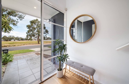 Mordialloc House | Entire 4 Bed 2 Bathroom home with Garden and Parking. 15 Min walk to beach!