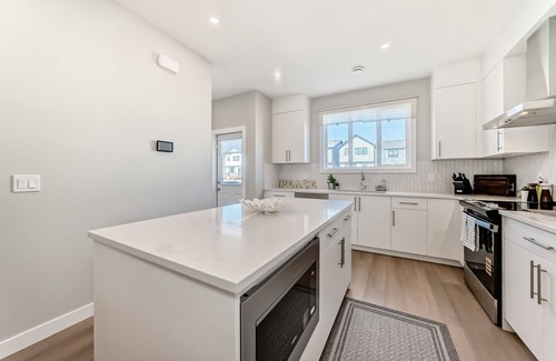 Southeast Calgary House | Entire Beautiful Home! 6 BR & Office | 5BA in Southeast Calgary