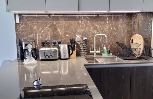 Kilburn Apartment | Entire Central 3 bedroom Apt/en-suite with a View.