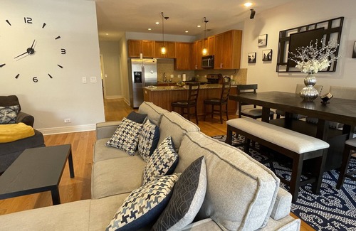 Wicker Park Apartment | Entire Condo and Parking at the heart of Wicker Park