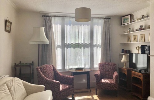 Wallingford Apartment | Entire Cottage Style Flat in Heart of Wallingford