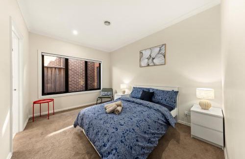 Keysborough Villa | Entire Cozy 4-Bedroom Home with 2 Ensuites In Keysborough