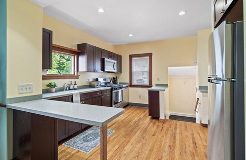Bedford Apartment | Entire Duplex|Historic District|Sleeps 12