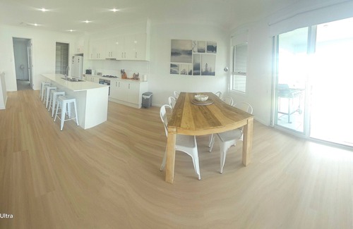 Callala Bay House | Entire Duplex perfect for 2 families, 400 mtres to clear waters of Jervis Bay