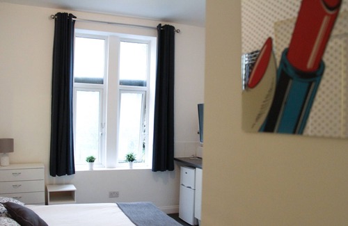 Copers Cope Apartment | Entire fresh & modern London studio 4