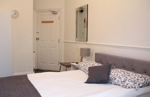 Copers Cope Apartment | Entire fresh & modern London studio 4