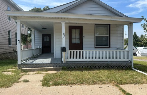 Burlington House | Entire Home for Families or Groups – Near Downtown