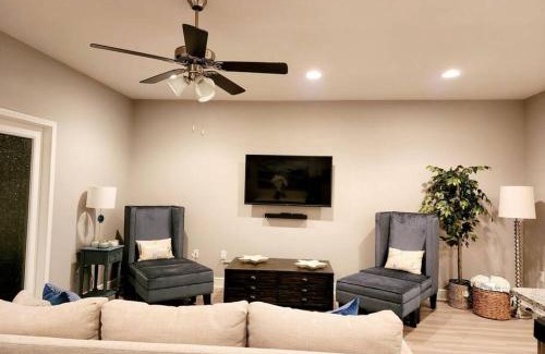 Thomas Drive House | ENTIRE HOME- Gorgeous 3br Townhome Pool, Grill, WD, 2 FREE drive up spaces Sleeps 6 Close to everything PCB! Free WiFi