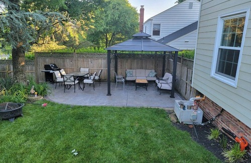 Del Ray House | Entire home in Great Delray Alexandria, 2 Bed, Den, Big Backyard, Near Old Town