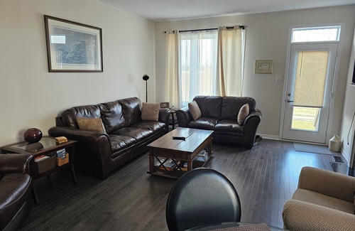 Kemptville House | Entire Home in Kemptville ! Modern Home and Great Location; 3 bedrooms