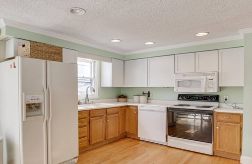 Southern Coast House | Entire Home In Saco Maine + GYM 3.5mil to Old Orchard Beach. Coastal Retreat!