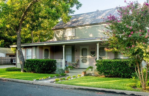 Fredericksburg House | Entire home near downtown sleeps up to 12 guests—permit #8056000259