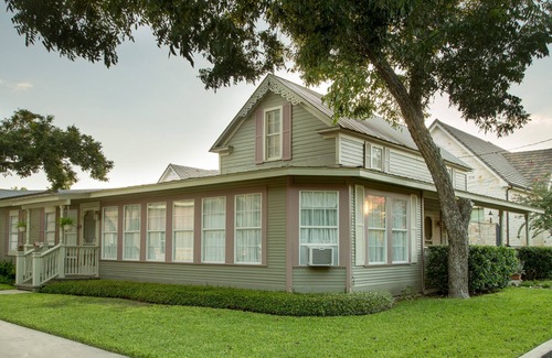 Fredericksburg House | Entire home near downtown sleeps up to 12 guests—permit #8056000259