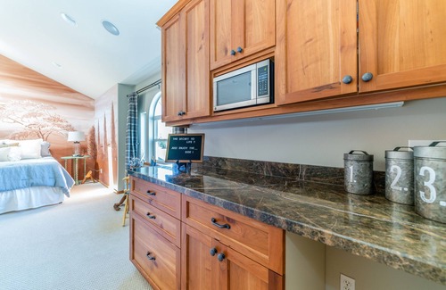 Chelan House | Entire Home on 1.5 acres. Sleeps 2-12 with 2 Master Suites - 2 miles to Chelan