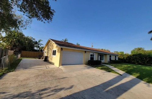 Lake Worth House | Entire Home with pool , 4 Bedroom and a Backyard!