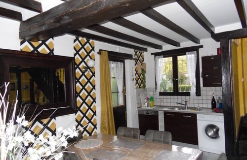 Villiers-sur-Tholon House | ENTIRE HOUSE 3 BEDROOMS. 5 people 145 € PER NIGHT WIFI SWIMMING POOL JACUZZI